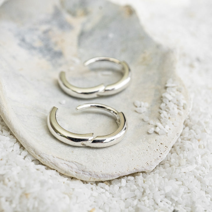 Basic Little Circle Huggies (11mm)