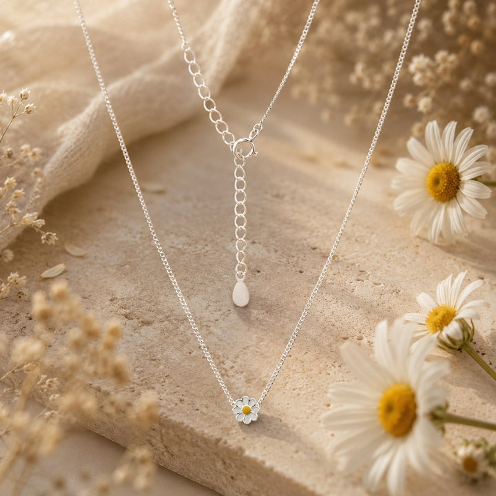 Dainty Daisy Necklace