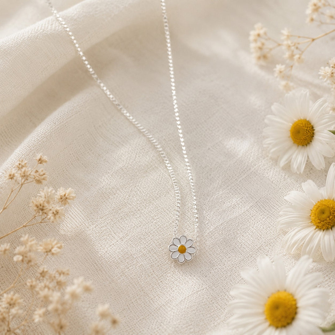 Dainty Daisy Necklace