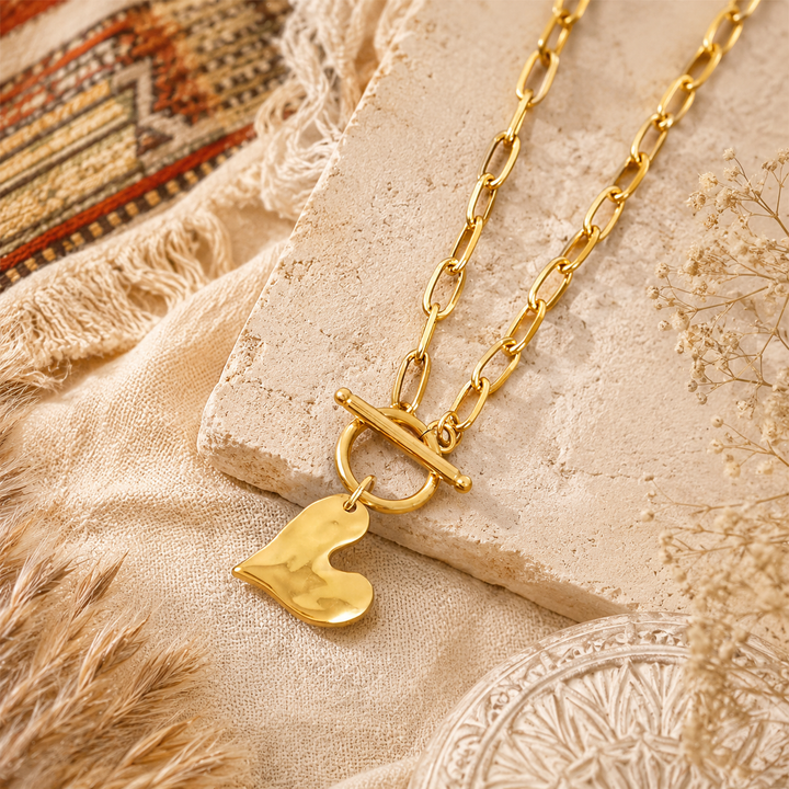 Gold heart necklace in PVD gold with toggle closure in bohemian setting