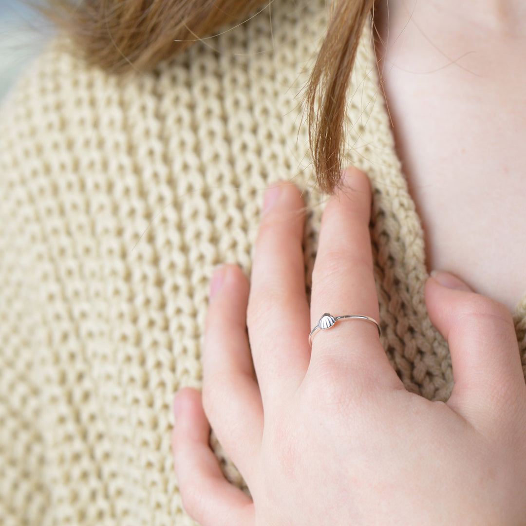 Dainty Clam Shell Ring